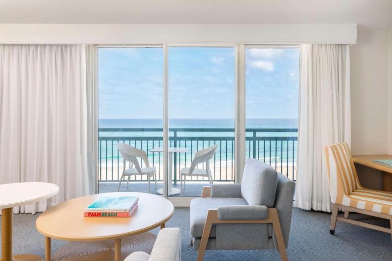 Junior King Suite with Oceanfront image 4