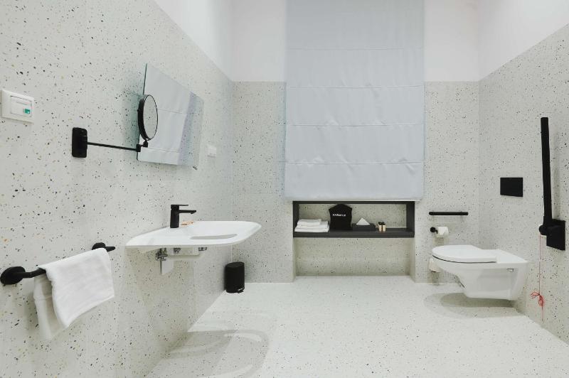 Twin Room with Walk-In Shower - Disability Access/Non-Smoking image 4