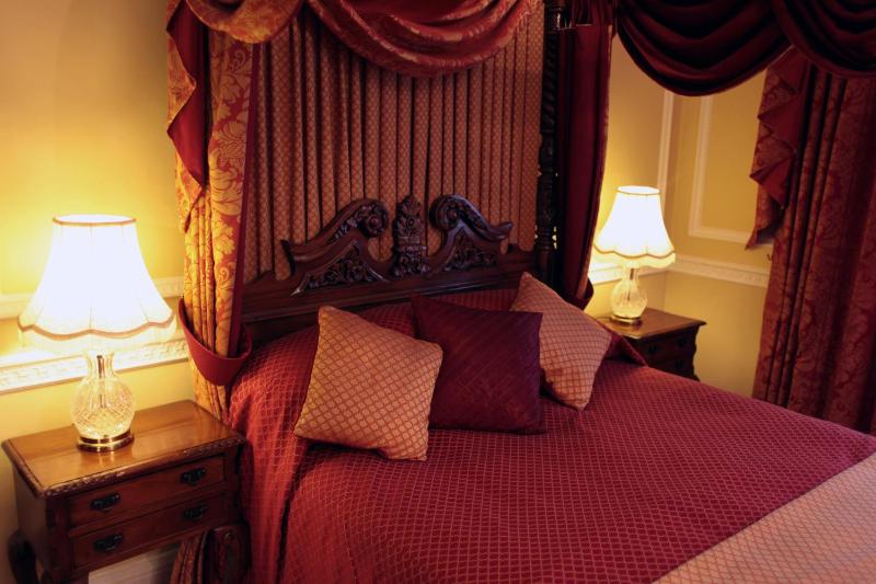 Honeymoon Suite image 3
