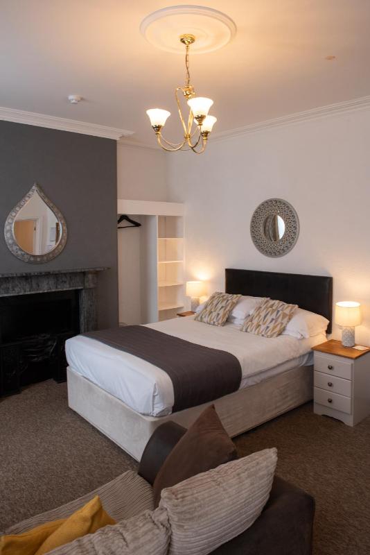 Family Room image 2