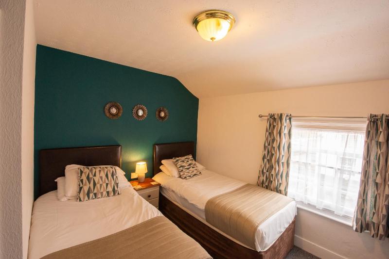 Twin Room image 3