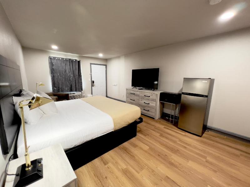 Deluxe King Room image 3