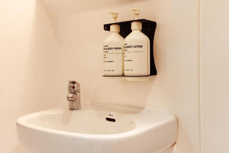 Twin Room with Extra Bed image 3