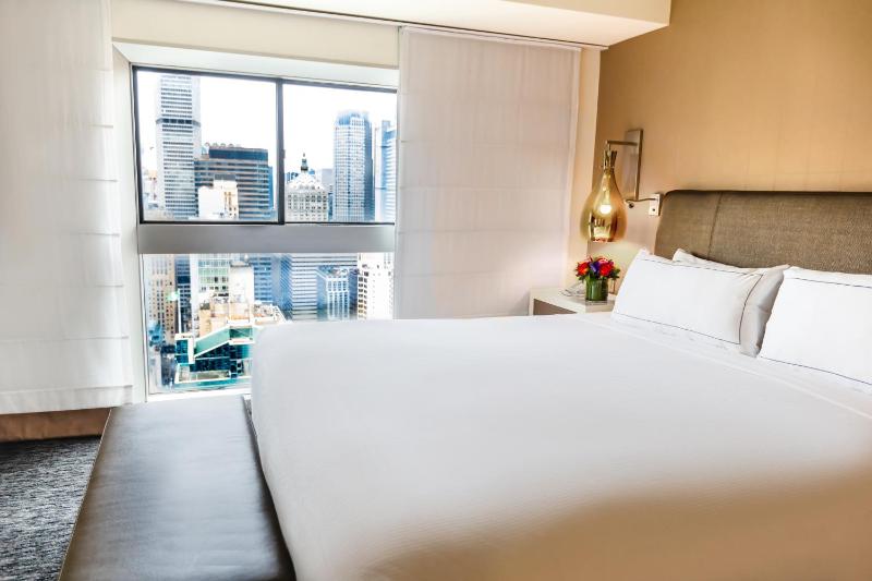 Deluxe Two-Bedroom King Suite with Queen Bed and Skyline View image 3
