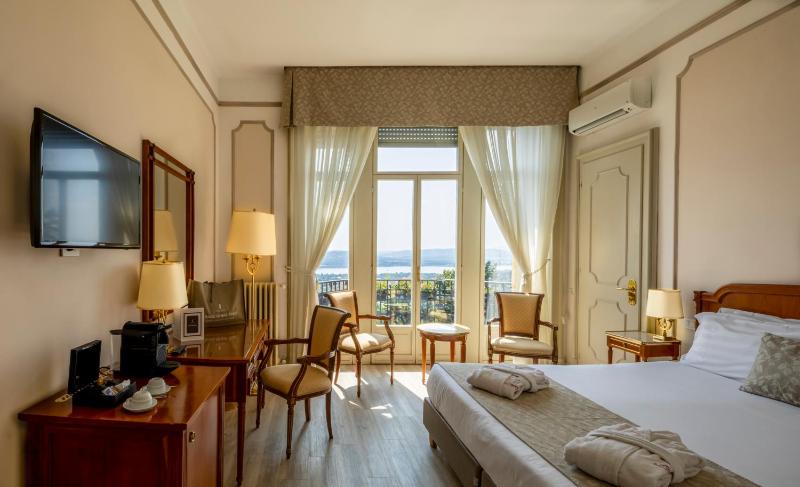 Double Room with Lake View image 3