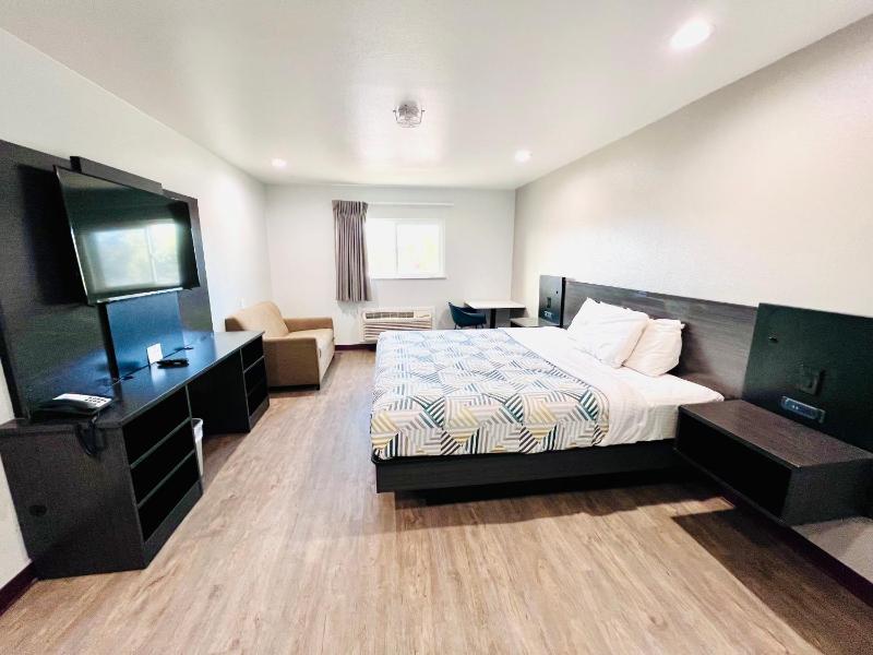 Deluxe King Room - Non-Smoking image 2