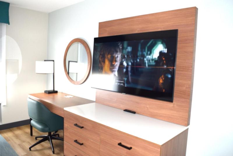 King Room with Walk-In Shower - Mobility Accessible/Non-Smoking image 4