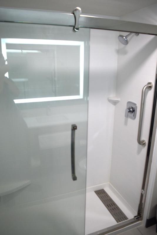 One-Bedroom Deluxe King Suite - Non-Smoking image 3