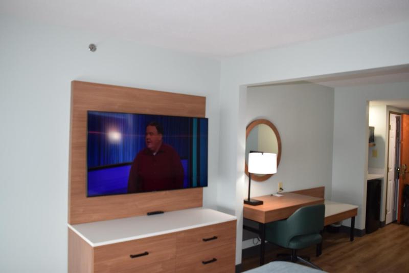 Queen Room with Two Queen Beds - Non-Smoking image 4