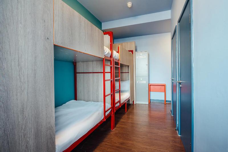Bed in 6-Bed Mixed Shared Room image 3
