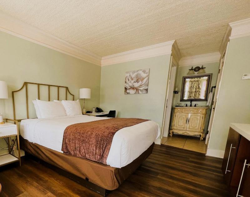 Queen Room image 3