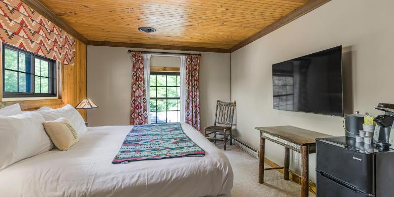 Standard King Room image 4