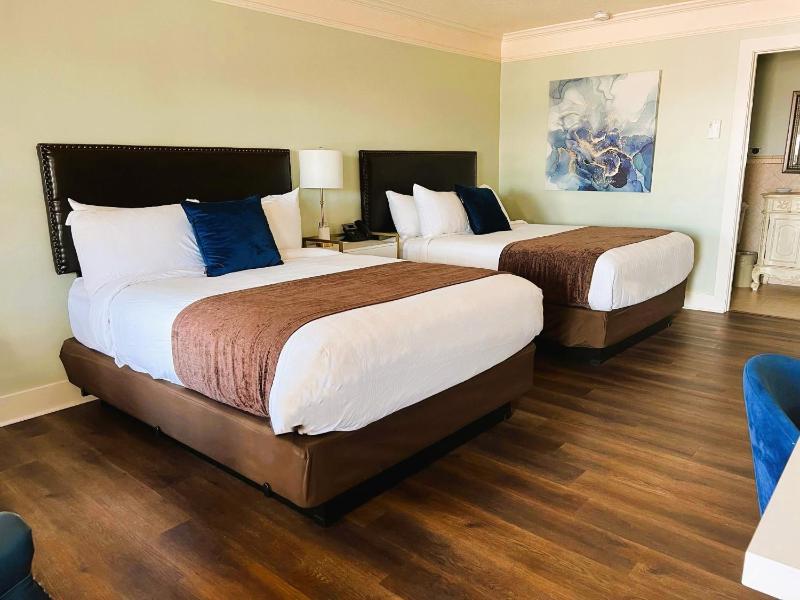 Queen Room with Two Queen Beds image 2