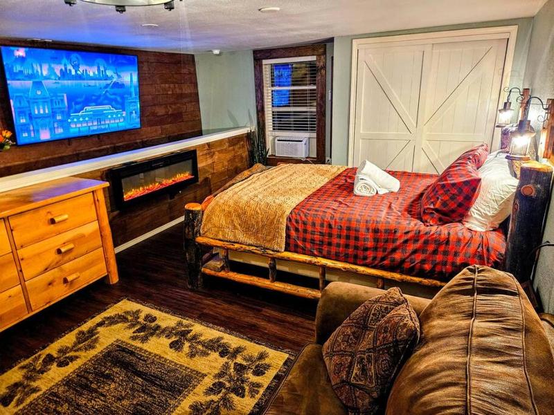 Private - Breakfast - Double Tub - 75in TV - SUP - Washer Dryer - BBQ Images