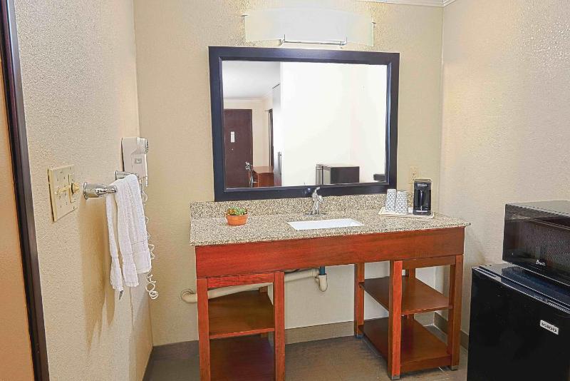 King Room - Handicap Accessible/Non-Smoking image 3