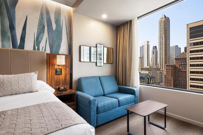 Deluxe King Room image 3