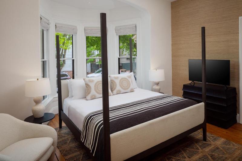 Standard King Room image 4