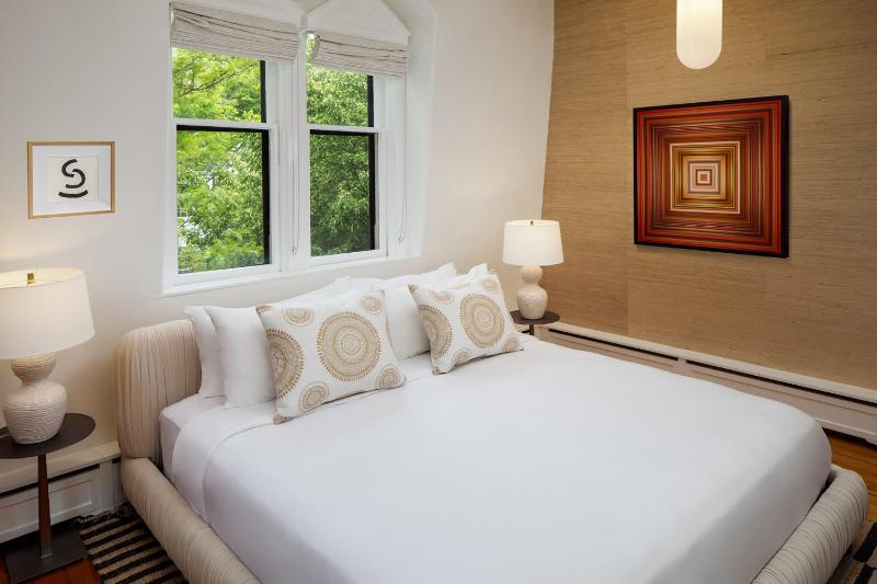 Standard King Room image 3