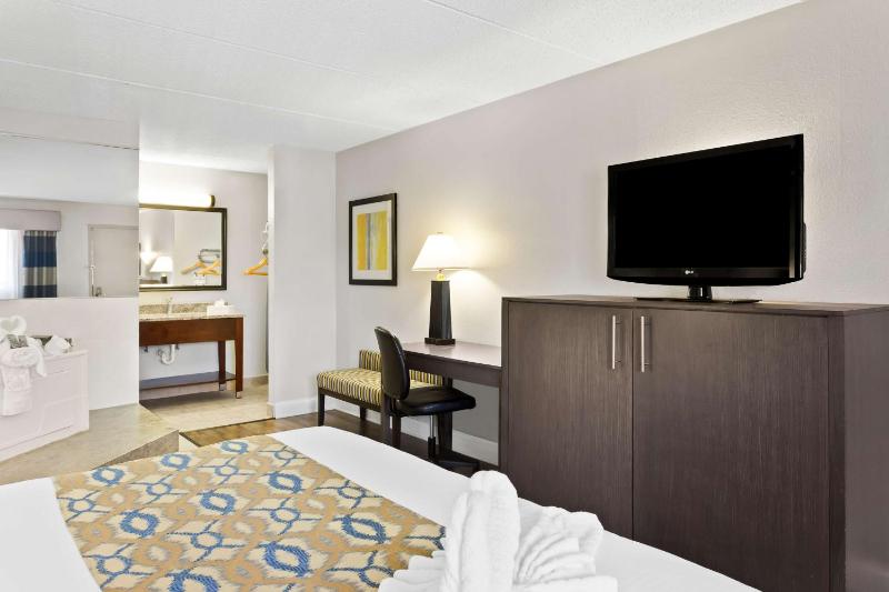 King Room with Jetted Tub - Smoking image 3