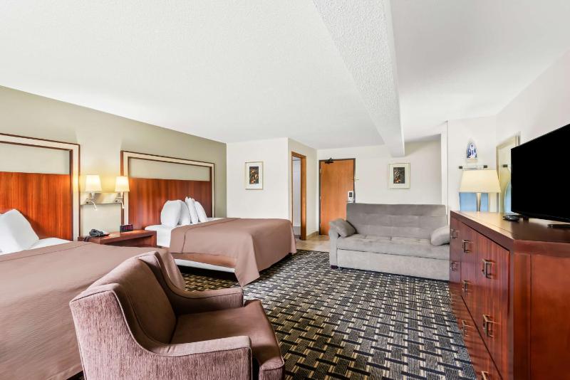 Queen Suite with Two Queen Beds - Non-Smoking image 3