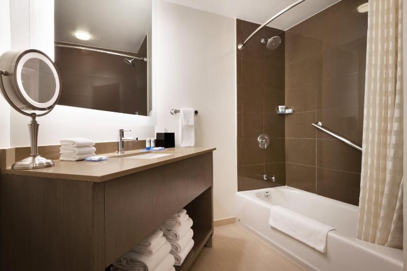 One-Bedroom Suite with Two Queen Beds image 2