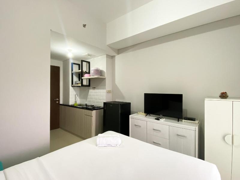 Homey and Warm Studio Transpark Juanda Bekasi Timur Apartment By Travelio - image 9