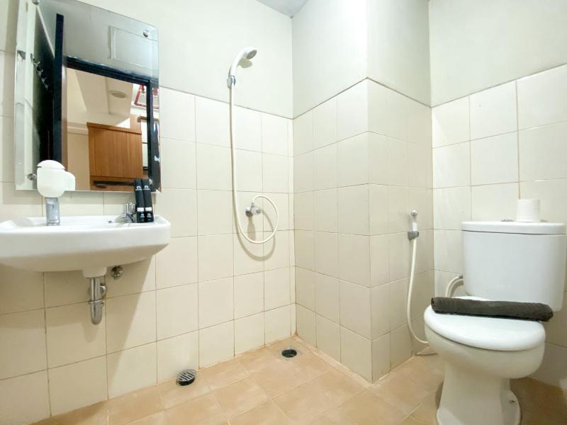 Full Furnished with Simply Look Studio Room Mont Blanc Bekasi Apartment By Travelio - image 10