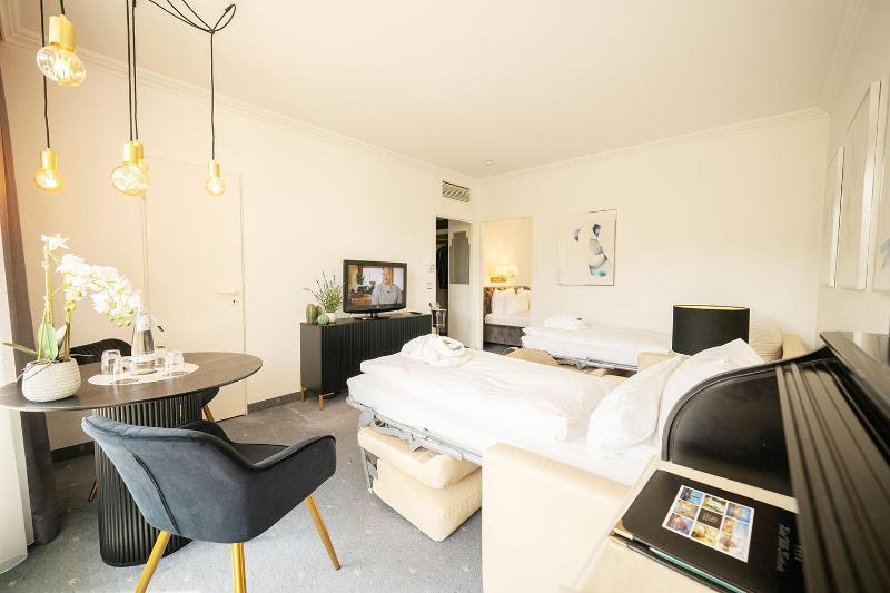 Junior Suite with Balcony image 2