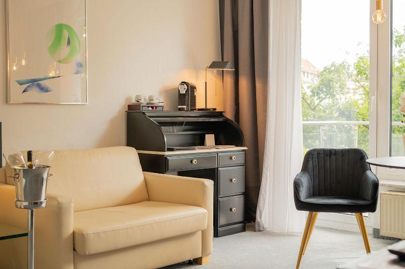 Junior Suite with Balcony image 3