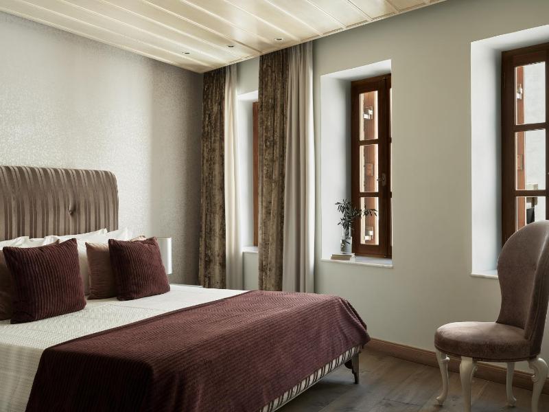 Executive Suite with King Size Bed image 1