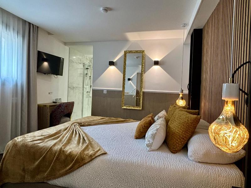 Suite with Hot Tub image 1