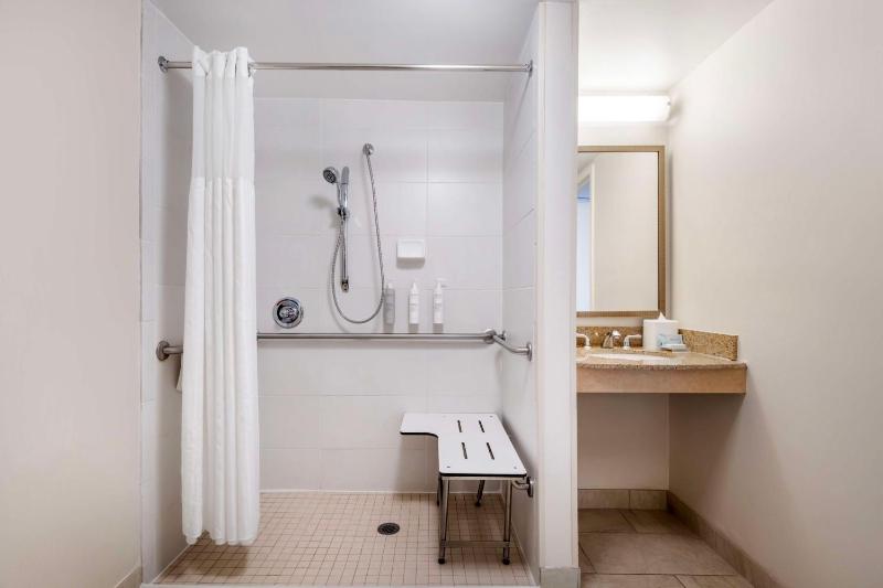 Double Room with Two Double Beds and Roll-In Shower - Mobility and Hearing Access image 4