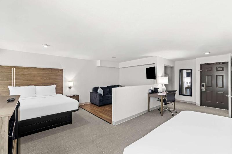 King Suite with Two King Beds - Non Smoking image 4