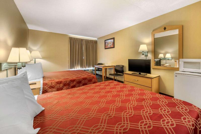 Queen Room with Two Queen Beds image 3