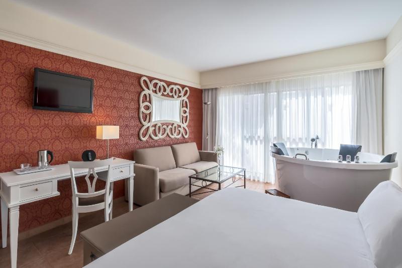 Deluxe Room with Hot Tub image 1