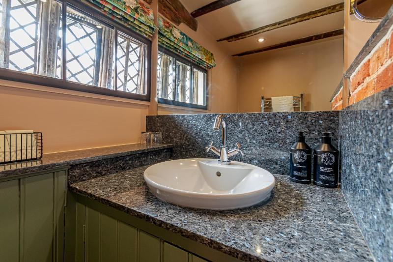Room 3 - King Size Double Ensuite image 4