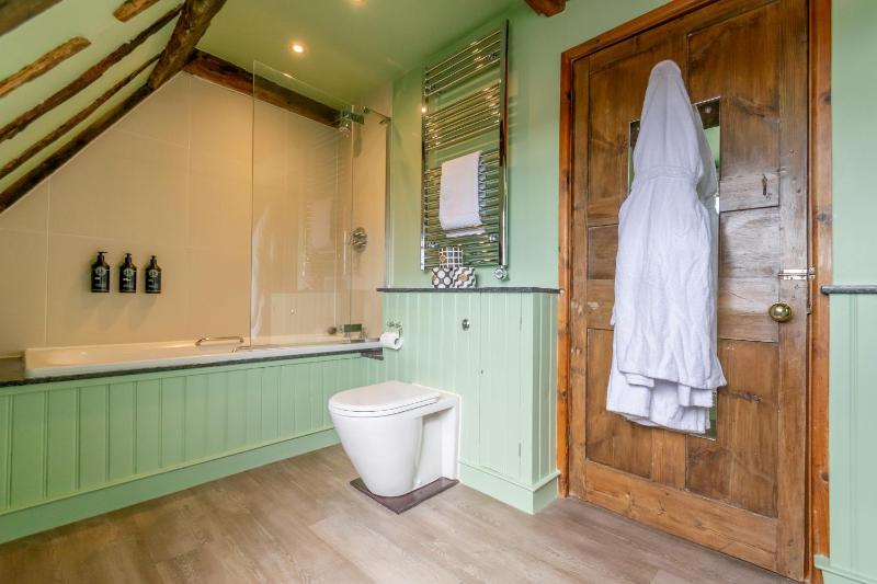 Room 4 - King Size Double Ensuite image 3
