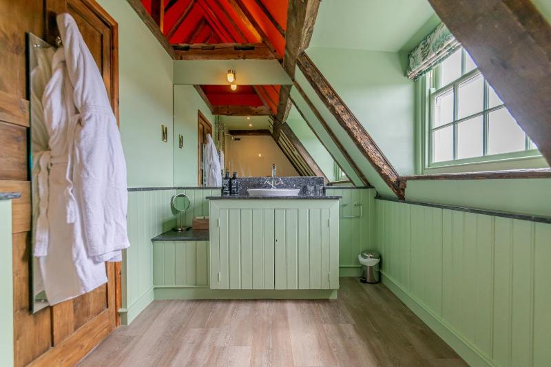 Room 4 - King Size Double Ensuite image 4