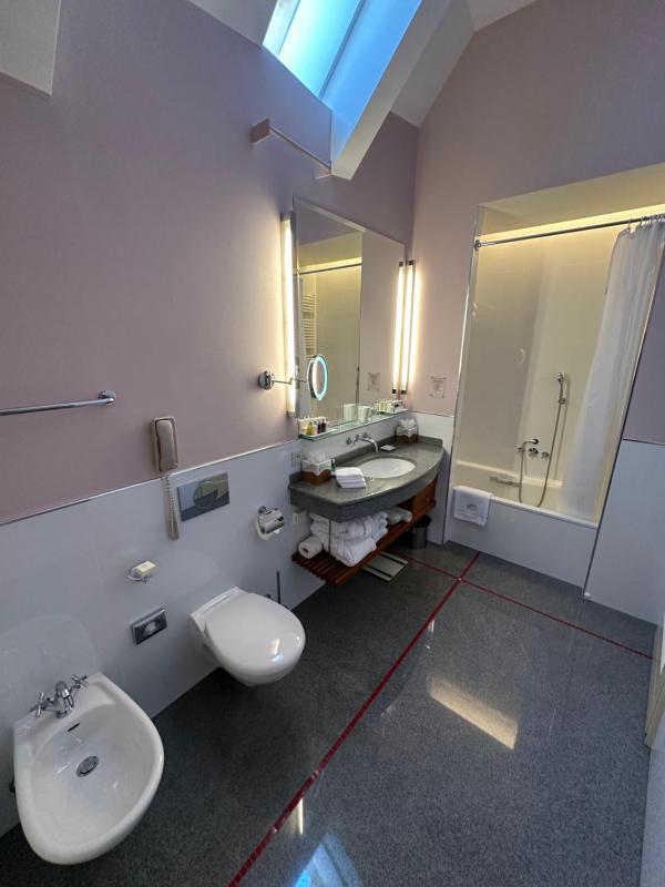 Studio Apartment with King Bed image 2