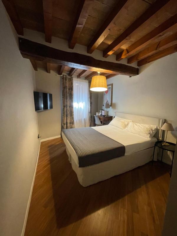 Double Room with Private Bathroom image 1