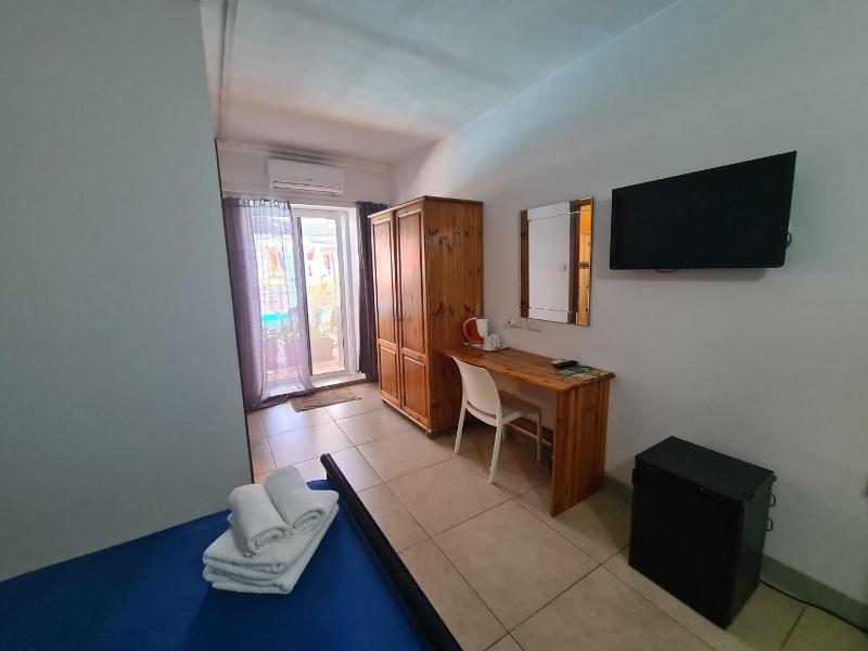Double Room with Pool View image 3