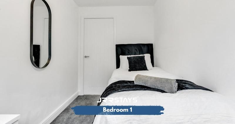 JRR STAYS 2Bed Sleeps 4 - Coventry CV2 - image 2
