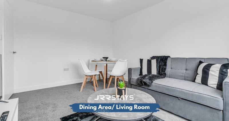 JRR STAYS 2Bed Sleeps 4 - Coventry CV2 - image 3