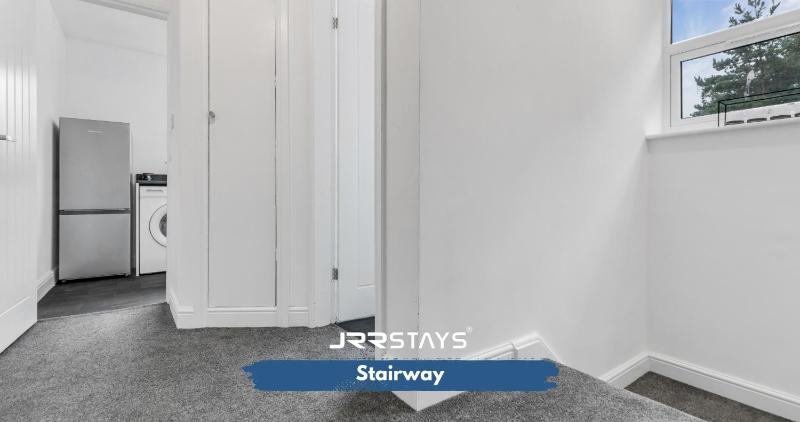 JRR STAYS 2Bed Sleeps 4 - Coventry CV2 - image 24