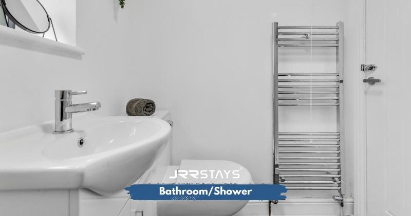 JRR STAYS 2Bed Sleeps 4 - Coventry CV2 - image 9