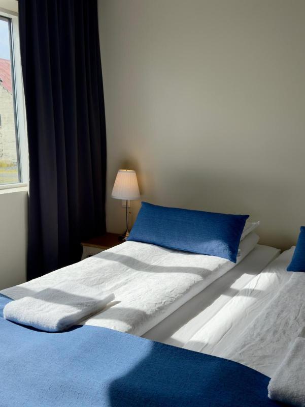 Twin Room with Bath image 2