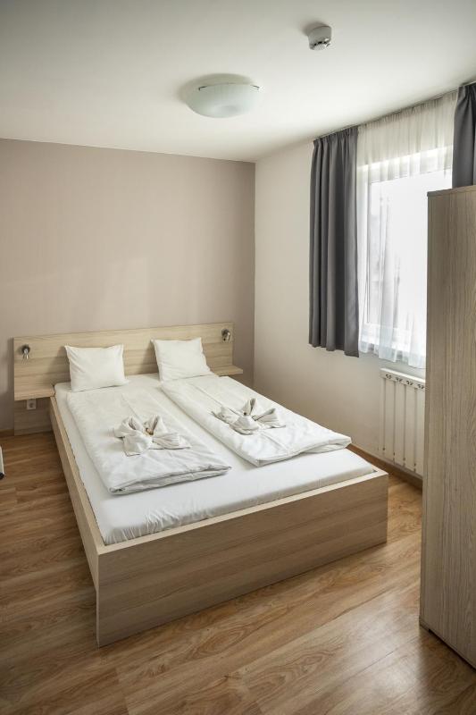 Deluxe Two-Bedroom Apartment image 4