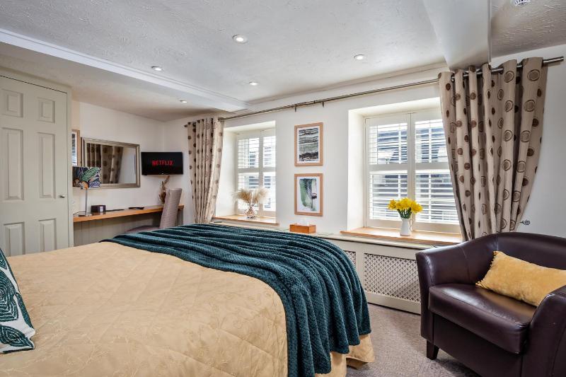 Deluxe Double Room with Bath image 3