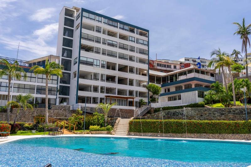 Acapulco Retreat with Bay Views & Amenities - image 35