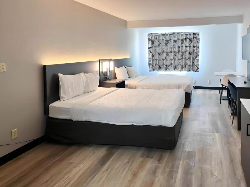 Deluxe Queen Room with Two Queen Beds - Non-Smoking image 4